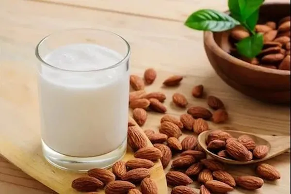 قیمت خرید شیر بادام + مزایا و معایب