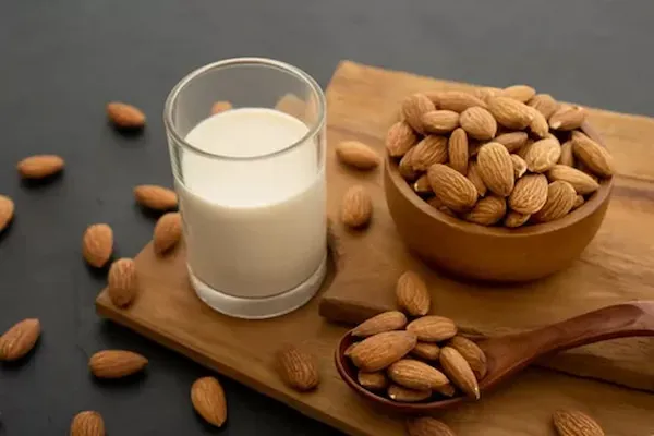 قیمت خرید شیر بادام + مزایا و معایب
